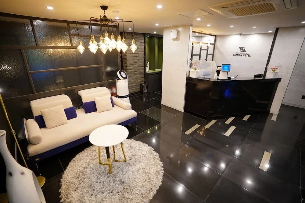 Saturn Hotel - photo 2