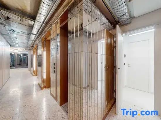Room 1108 in a premium residence- Sport/Lavatory - photo 4