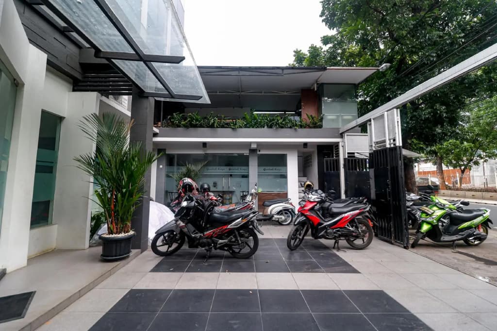 RedDoorz near Kebon Jeruk Jakarta - photo 10