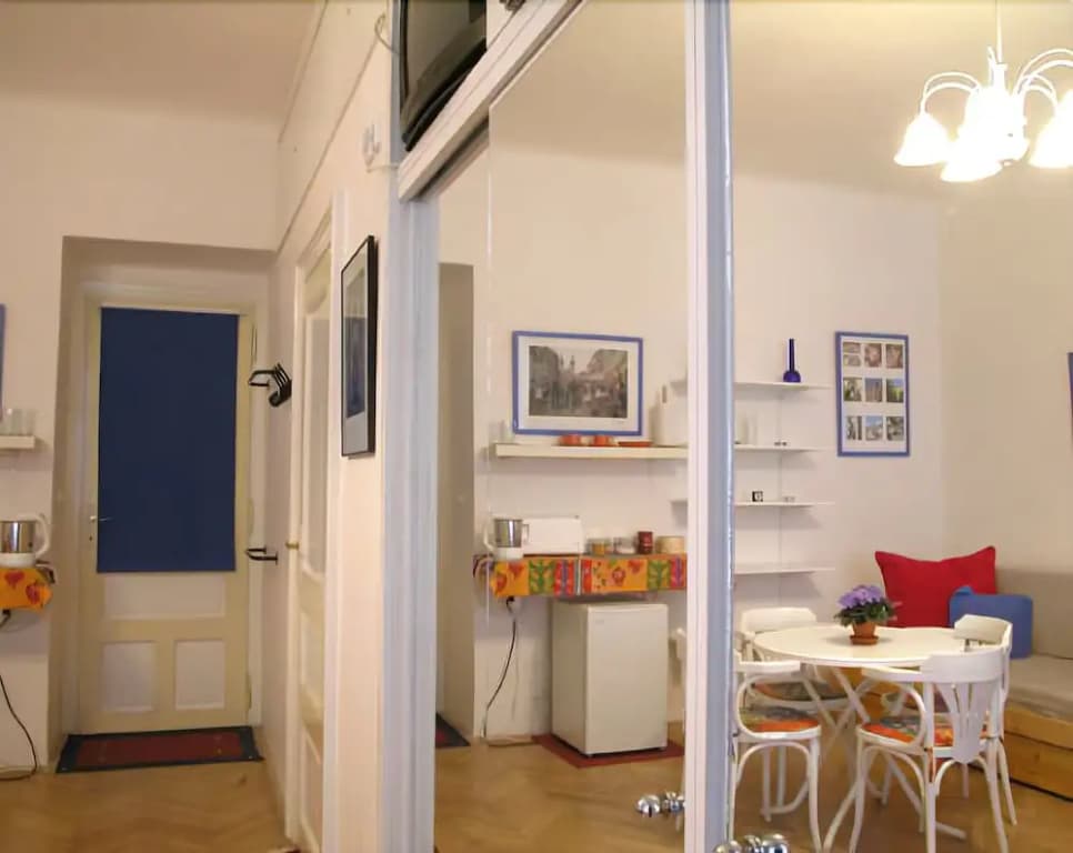 Ron's Rainbow Guest House - photo 2