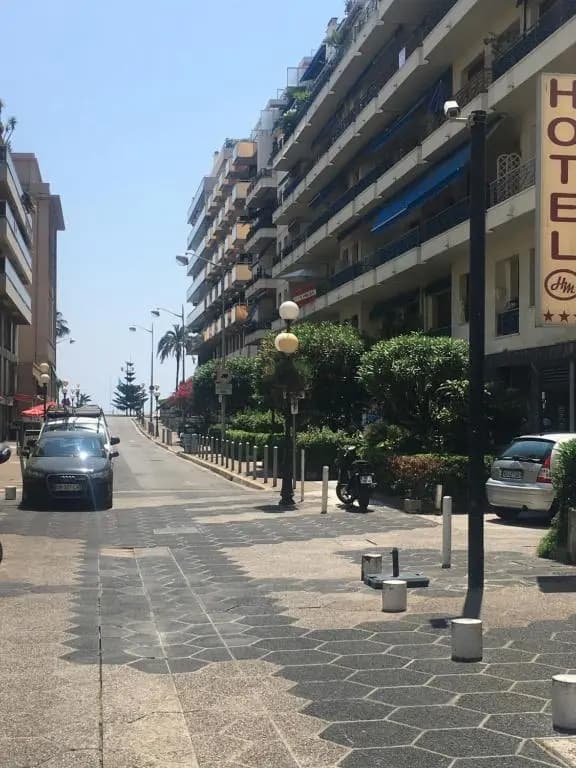 Studio carré d'or situé à 50 m de la plage - photo 1