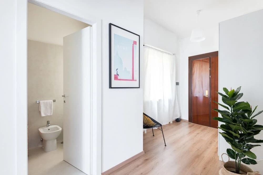 Modern Trendy Flat Well Connected W/vatican - photo 2