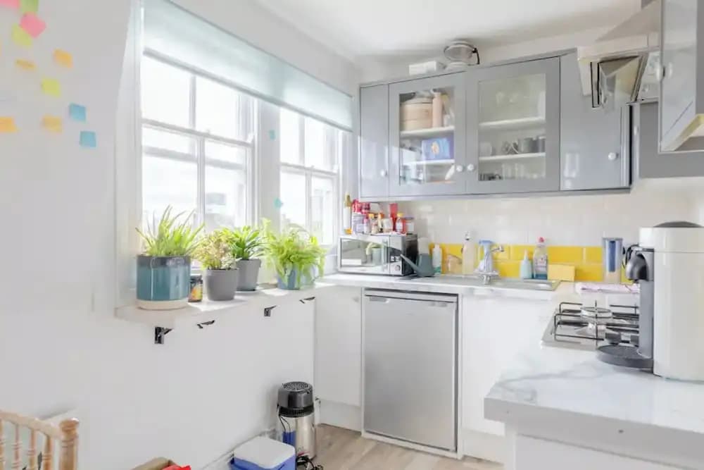Top Floor 1BD Flat With Balcony - Ladbroke Grove - photo 12