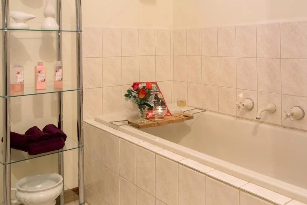 Mornington Cherry Blossom Bedsit - photo 6