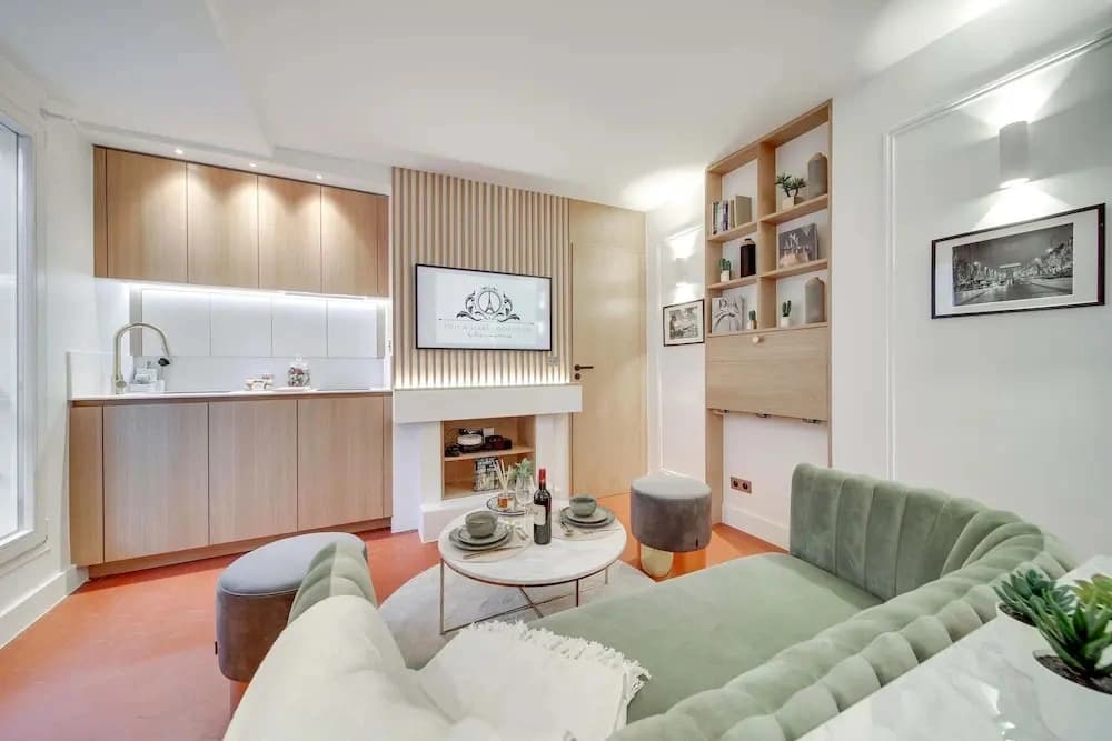 Historical Apartment in the Heart of Paris - 3 - photo 4