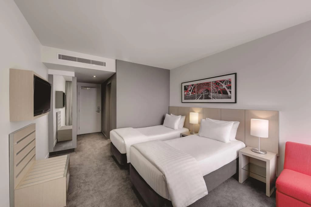 Travelodge Hotel Melbourne Docklands - photo 23