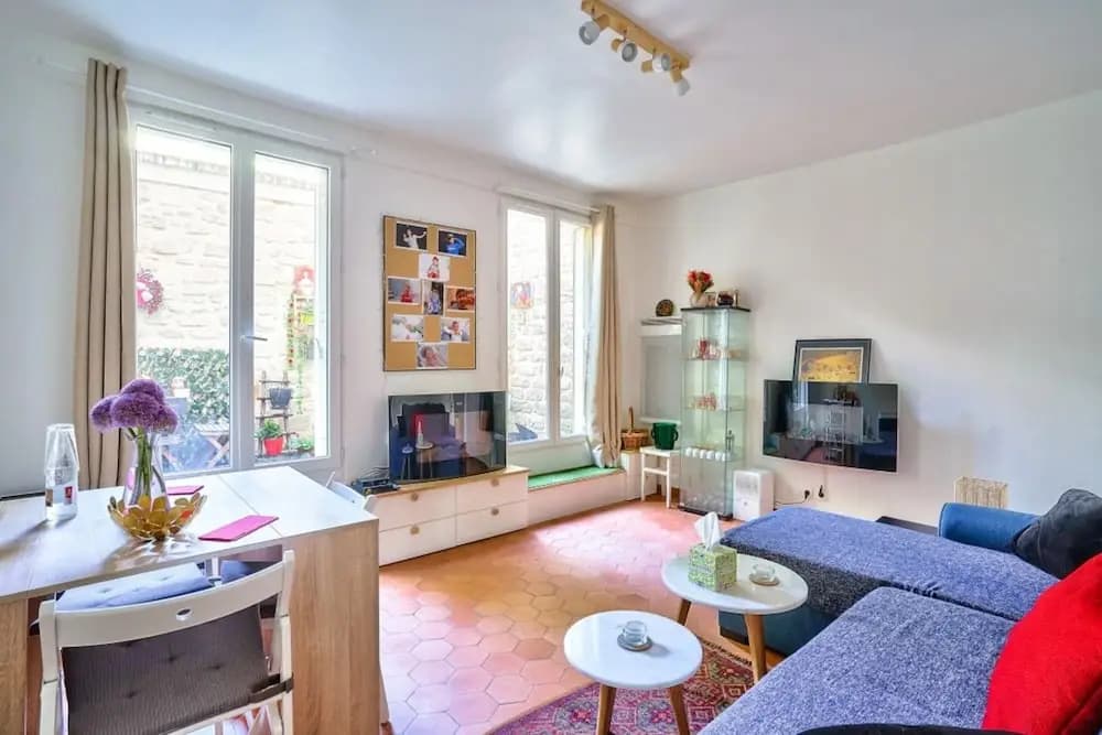 Charming 2 Room Apartment Near Square Louise-michel - photo 4