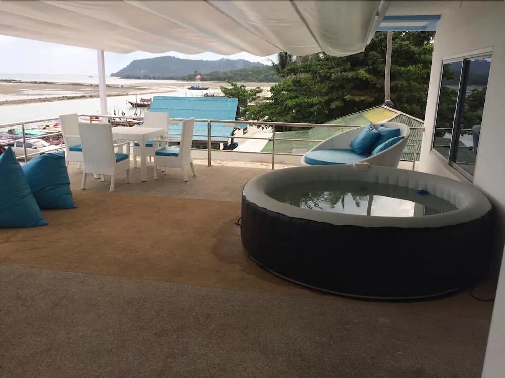 Hunters Hostel & Rooftop Bar - photo 12