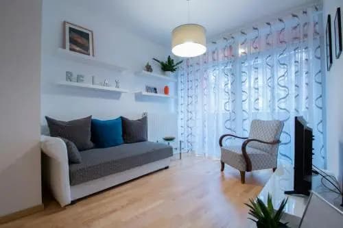 Modern 3 Br Apt with Balcony - photo 4