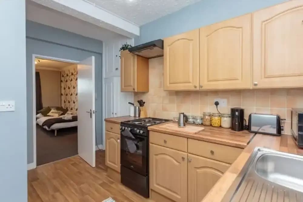 3 Bedroom Apartment on 5th Floor With Elevator - photo 11