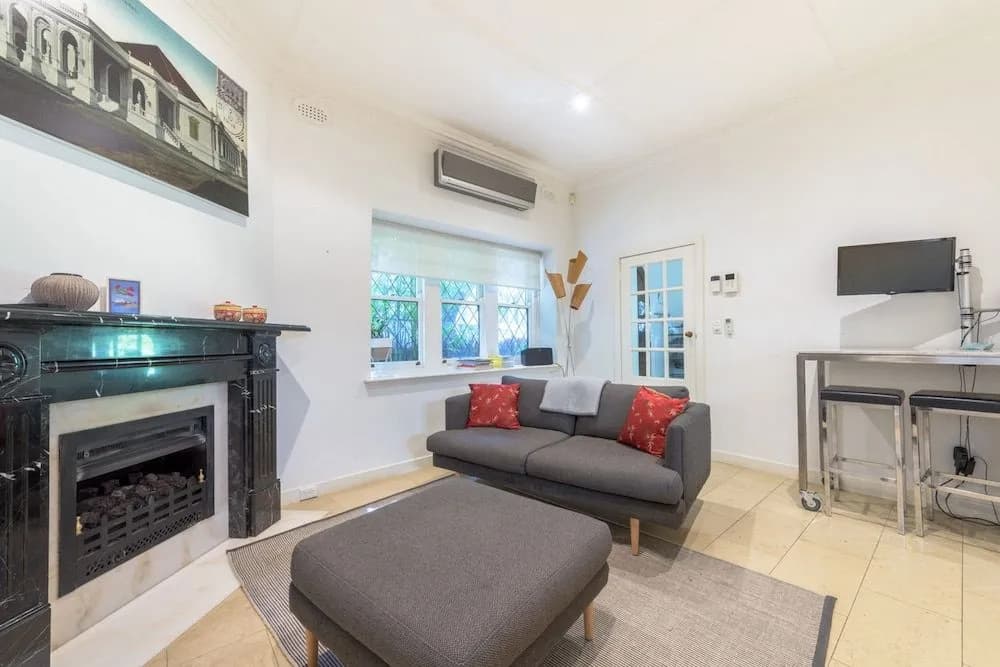 Exquisite 4 Bedroom House with Pool - photo 13