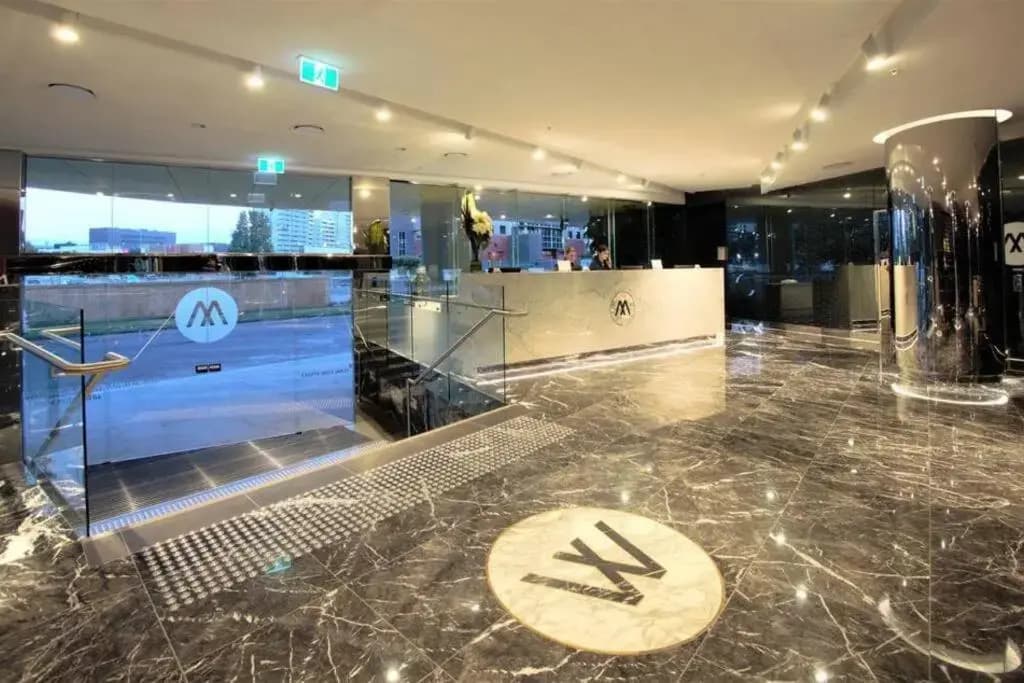 1 Bedroom Modern Apartment Near Crown and CBD - photo 1
