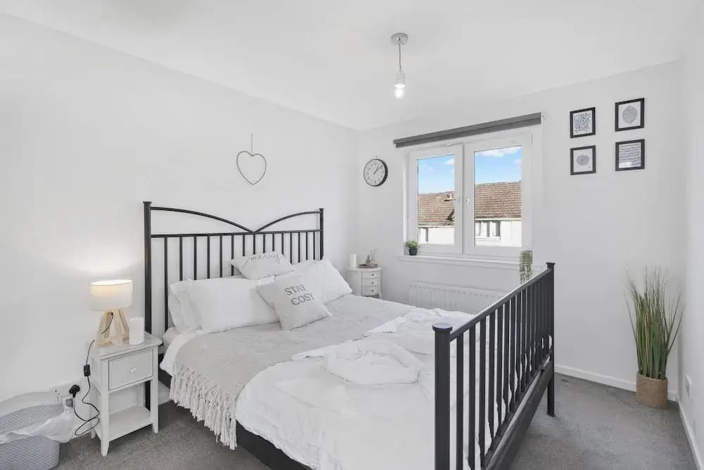Cozy Edinburgh 2BR With CAR Parking - photo 3