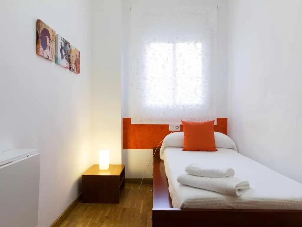 Comfortable 4 rooms 2Bath w balcony - photo 2