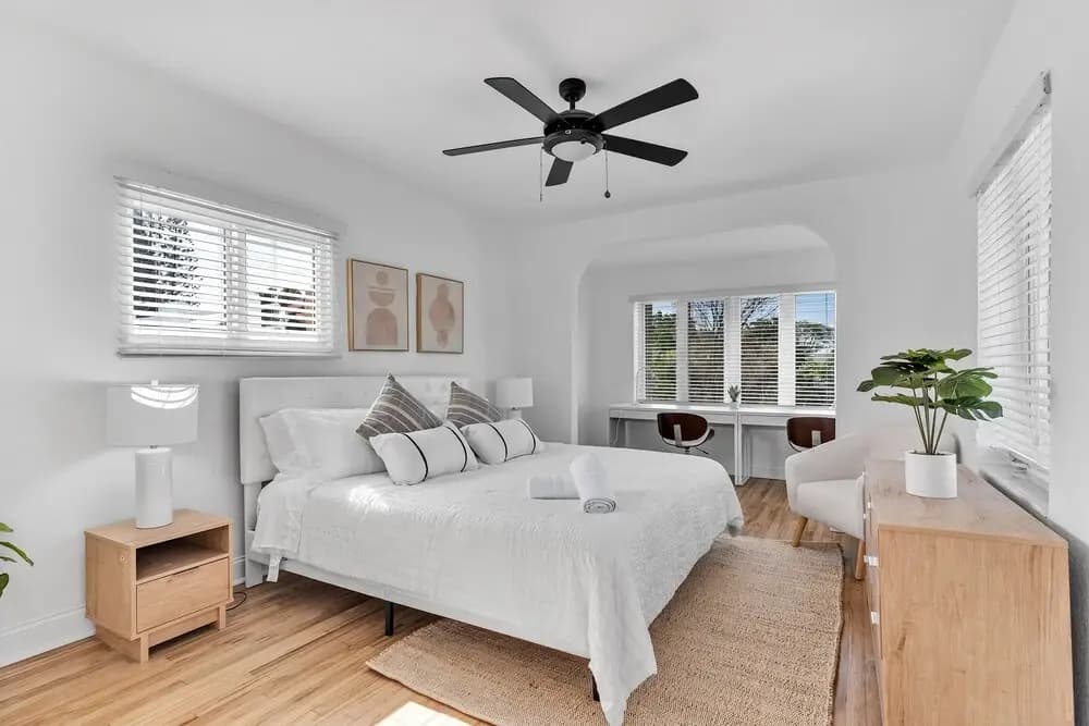 Stylish & Modern 4BD Home - photo 3