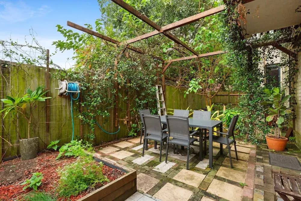 Spacious 2-bed Retreat With BBQ & Courtyard - photo 5