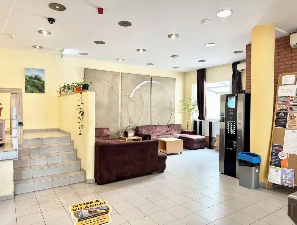 UrbanNest Private Hostel Rooms - photo 8