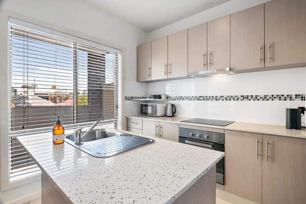 Bright 2-bed Flat With Balcony in Kensington - photo 12