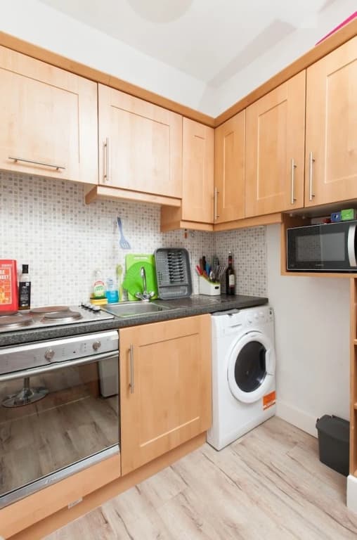 Connected & Convenient: Newly-renovated Flat for 2 - photo 12