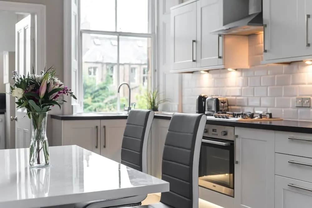 Sleek and Modern 2BR Home Near City Centre - photo 14