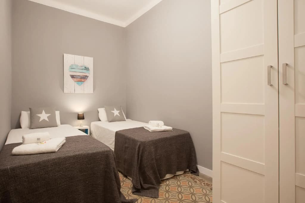 SOFIA 4 · Sofía's Gallery & Bath · Well Priced 6 Pax Spacious Home in Eixample - photo 2