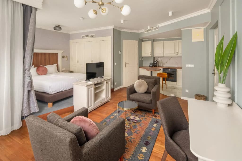 Queen's Court Hotel & Residence - photo 43