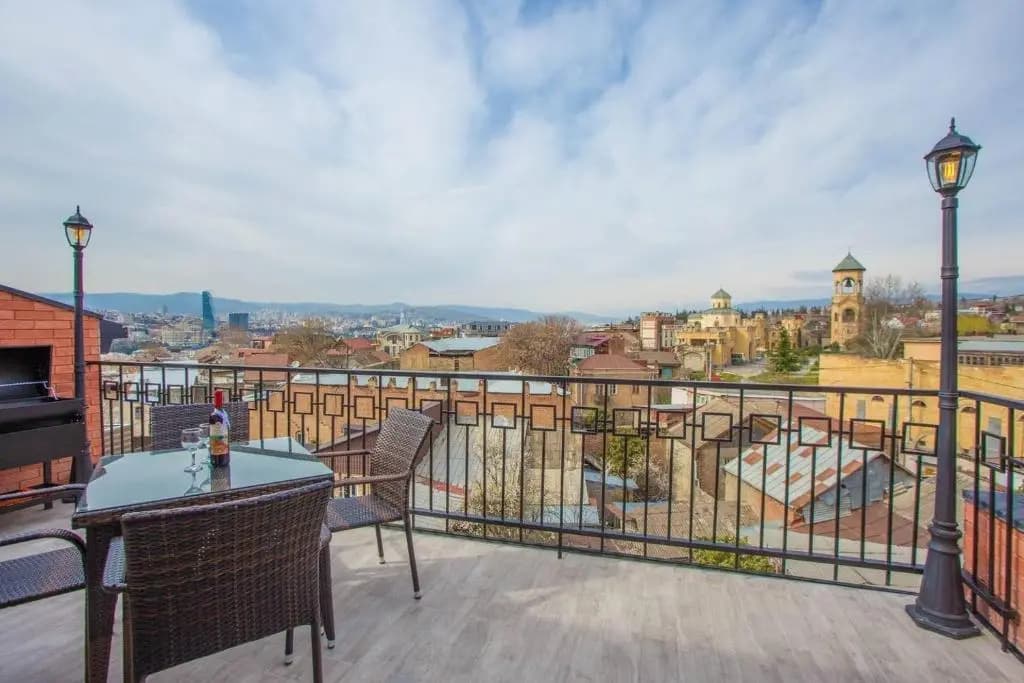 2BR Apt w terrace & stunning views - photo 8