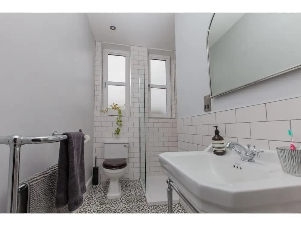 Spacious, Stylish 2BR Flat For 4 in Leith Walk - photo 6