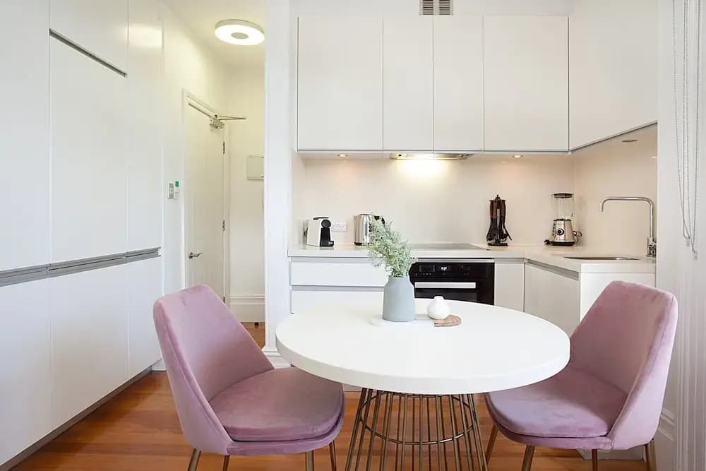 Comfortable Renovated Studio Close To City - photo 11