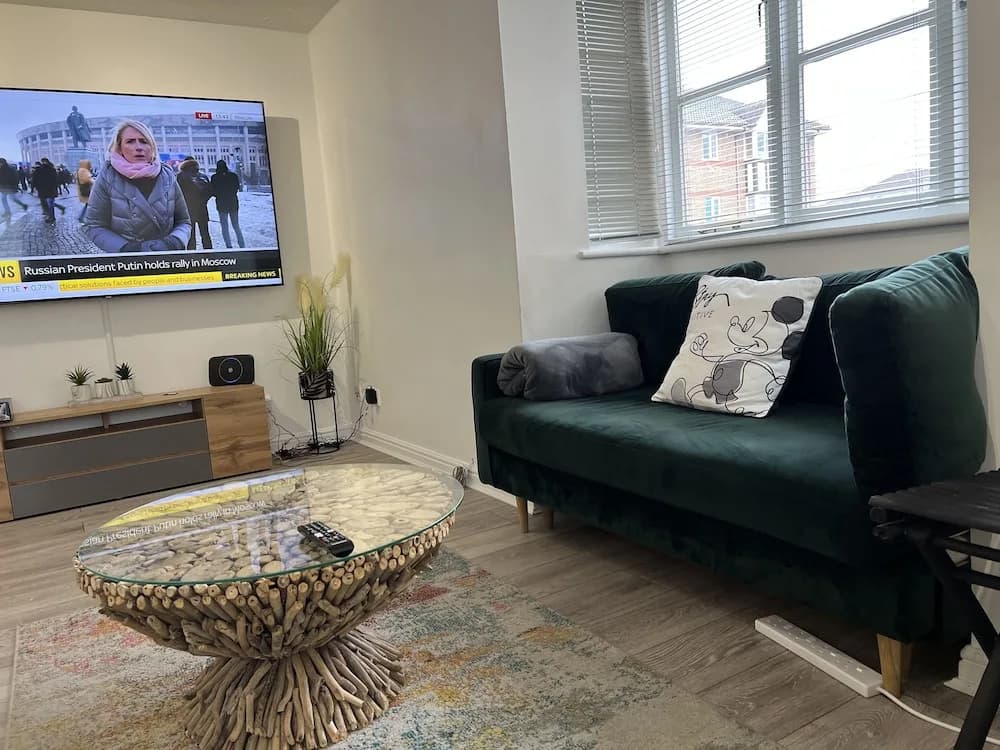 Impeccable 2-bed Apartment in Erith - photo 9