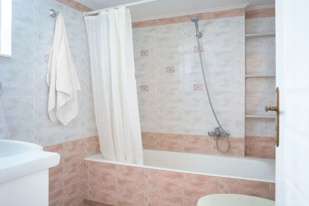 Aphrodite 6th flr apt 5' from metro - photo 8