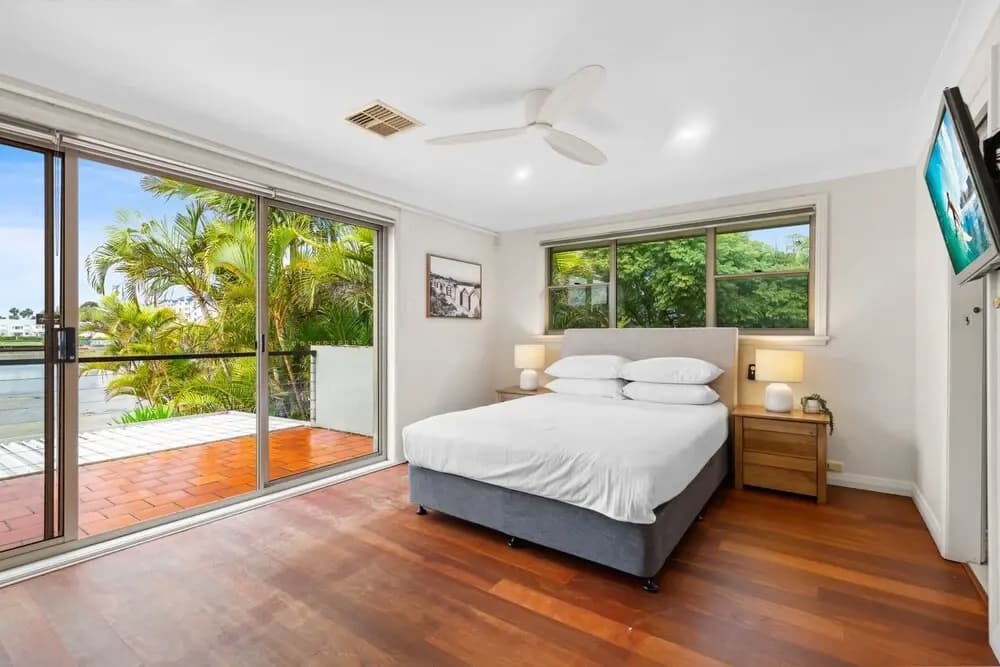 Modern 3-bed With Pool & Water Views by Beach - photo 15