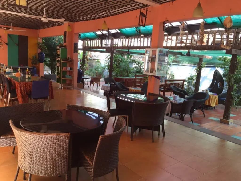Smileys Guesthouse - photo 11