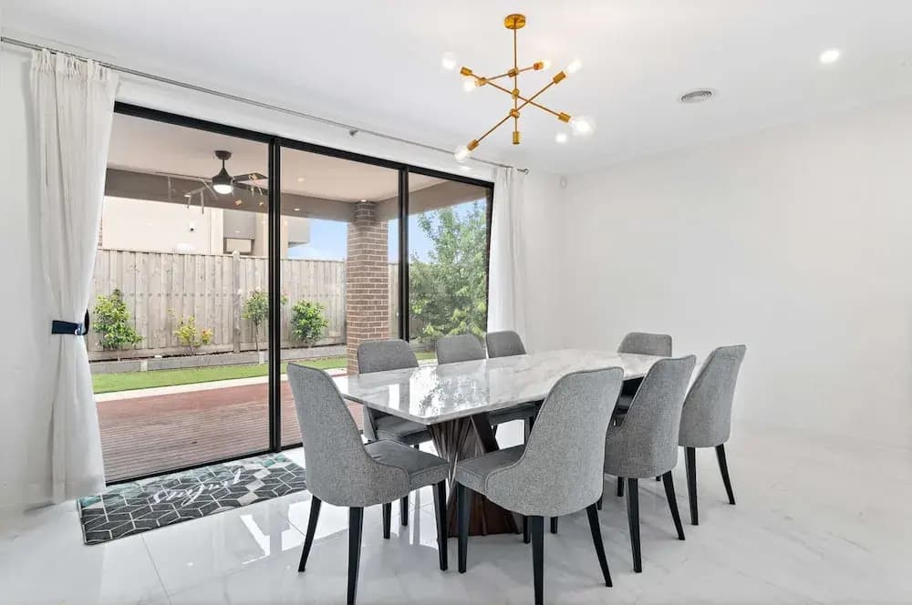 Spacious 5-bed Home in Peaceful Point Cook - photo 1