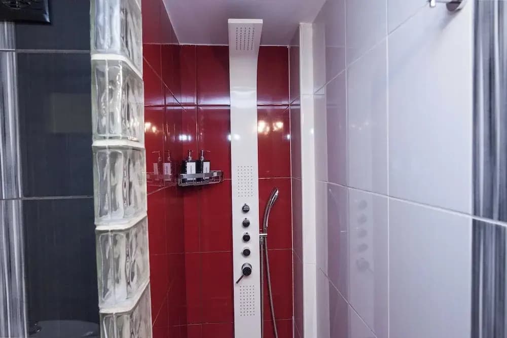 Stylish Renovated 2 Bd Apt in Exarcheia - photo 34