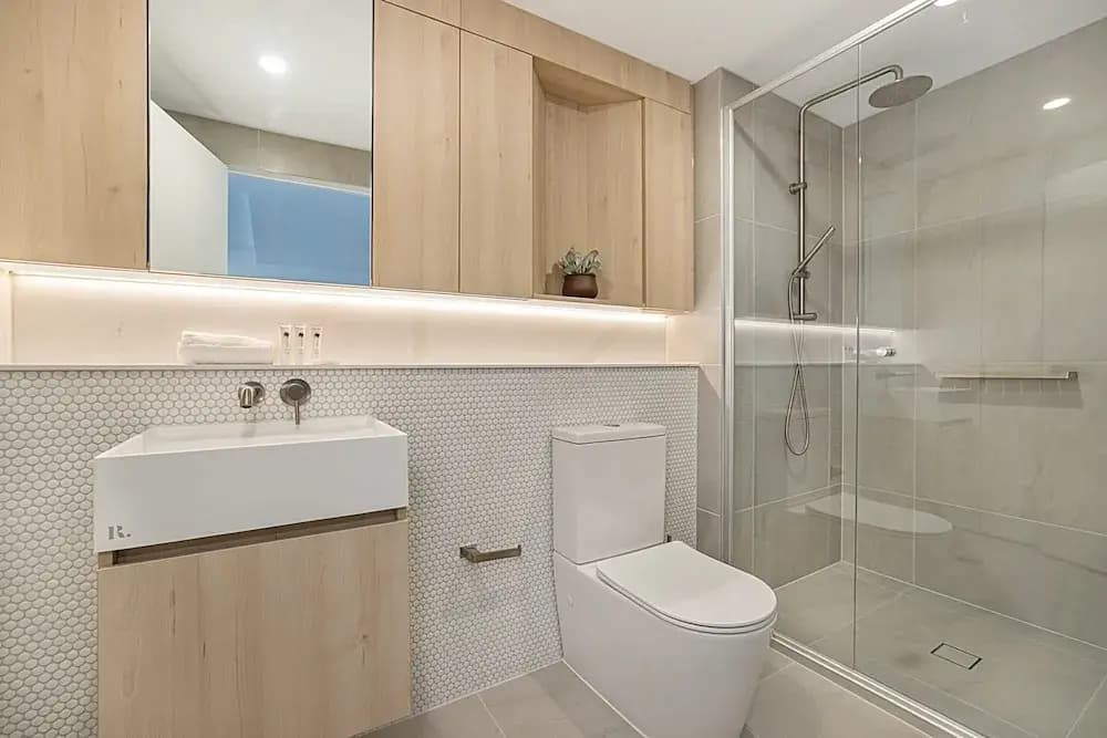 Chic 1-bed With Parking, Gym, Pool & City Views - photo 7