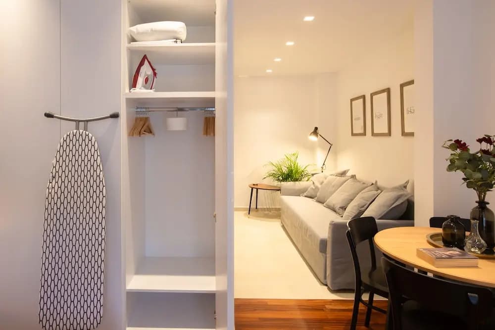 Phaedrus Living: City Luxury Flat Mavromichali - photo 4