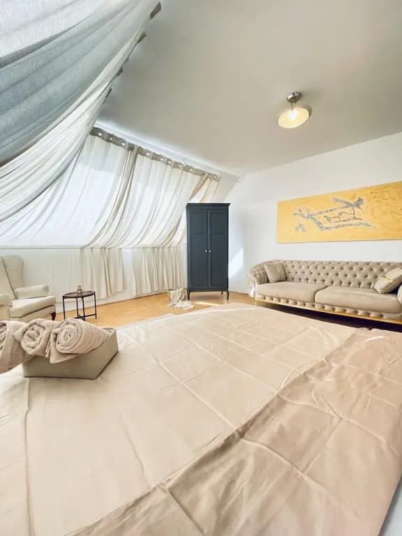 Comfy 3BR Apt With Living Room Balcony - photo 12