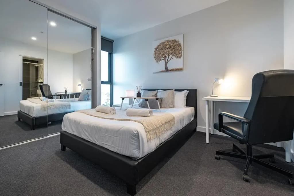St Kilda 2BR2BA +Balcony +view+workstation+ car - photo 4