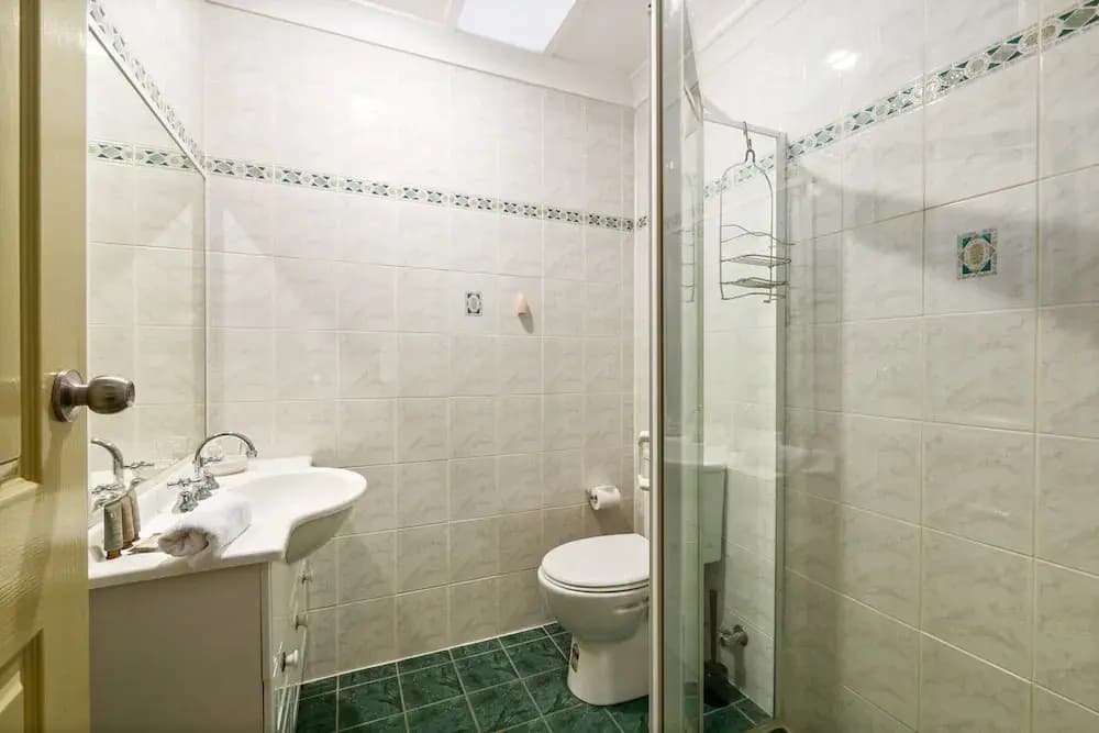 Spacious 2-bed Townhouse With Garage & Patio - photo 8