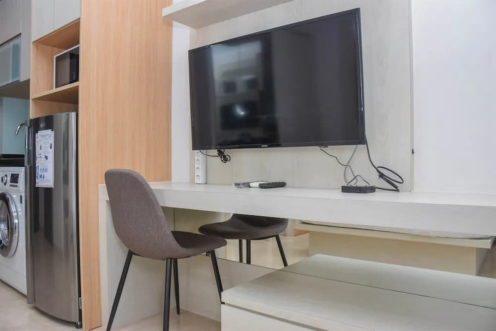 Comfortable And Warm Studio Room At Menteng Park Apartment - photo 4