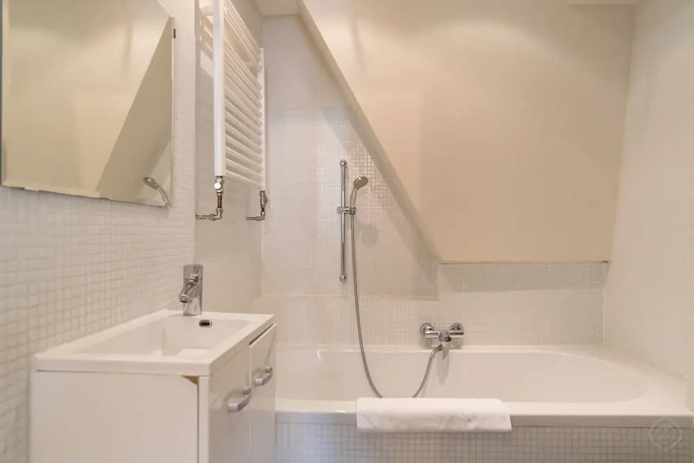 Elegant City Apartment - photo 9