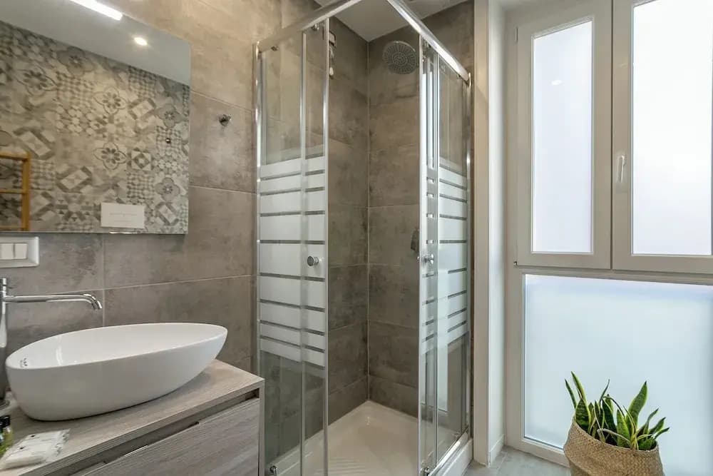 Modern Studio with Balcony in Milan - photo 9
