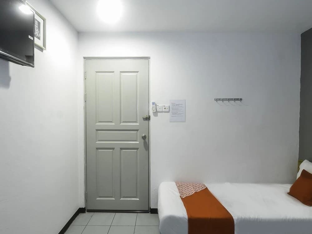 Golden Lounge by OYO Rooms - photo 6