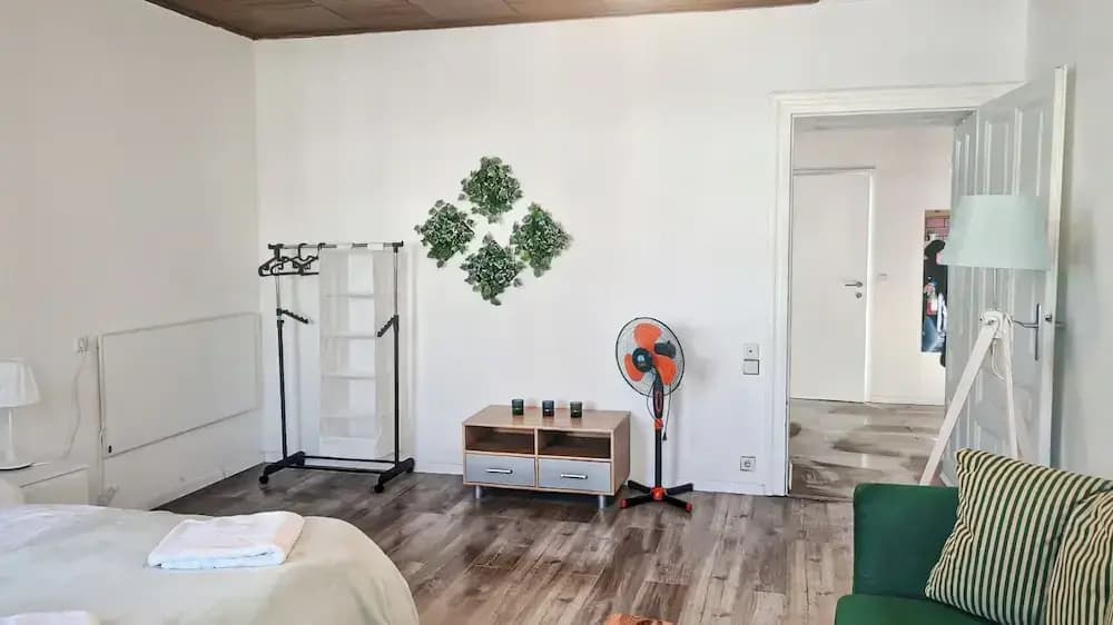 Large 2BR Apt Ideal for Long Stays - photo 7