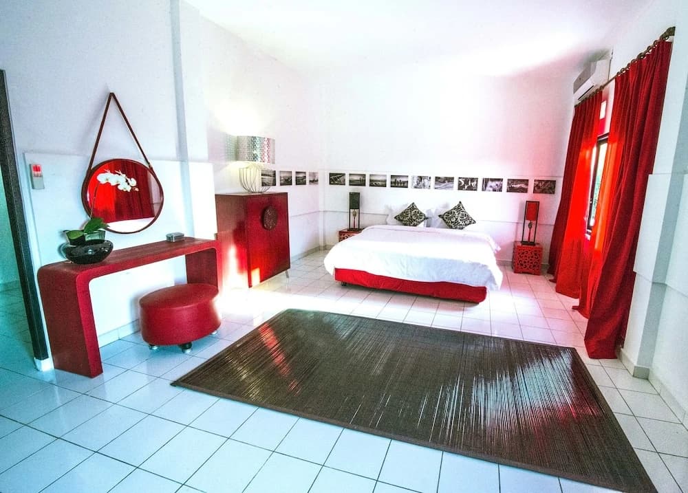Black and Red Oberoi Villa - photo 2