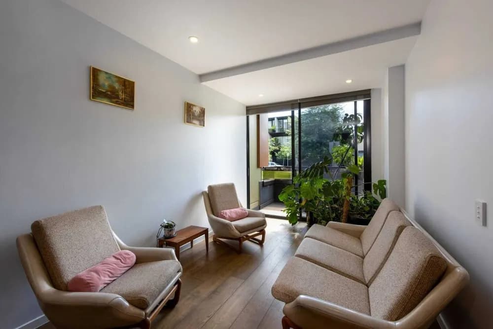Cozy 1bed Unit in Leafy Carlton - 10 Mins From CBD - photo 3