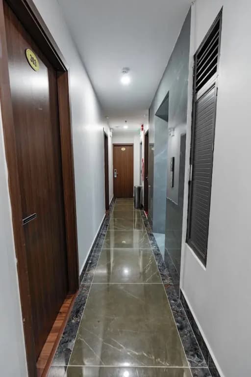 Golden Crown Hotel - photo 10