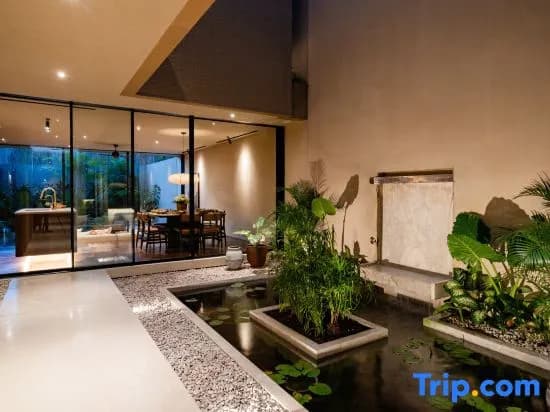 Modern Villa with Rooftop Pool, 500m to Berawa Beach - photo 2