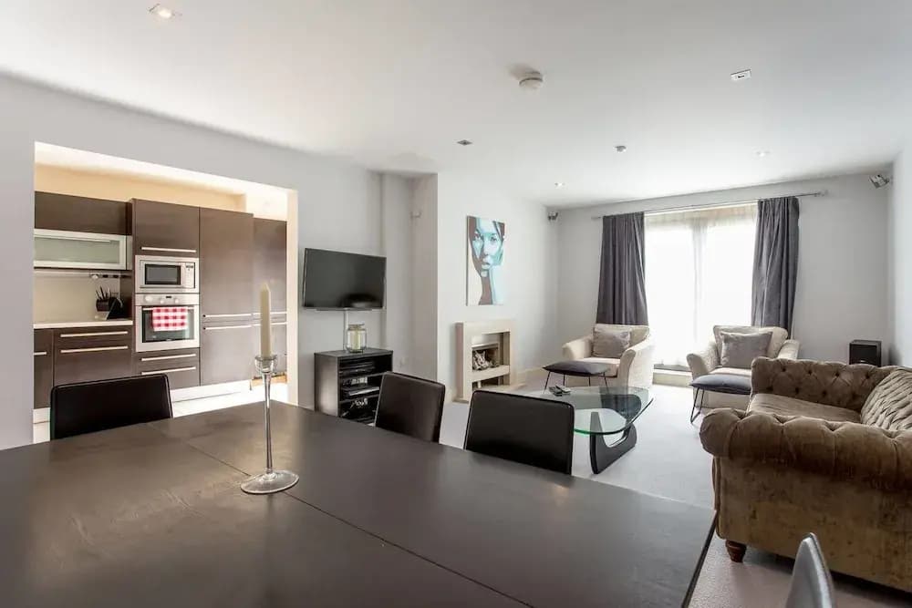 Stylish 2bed Apt With Free Parking/elevator - photo 2
